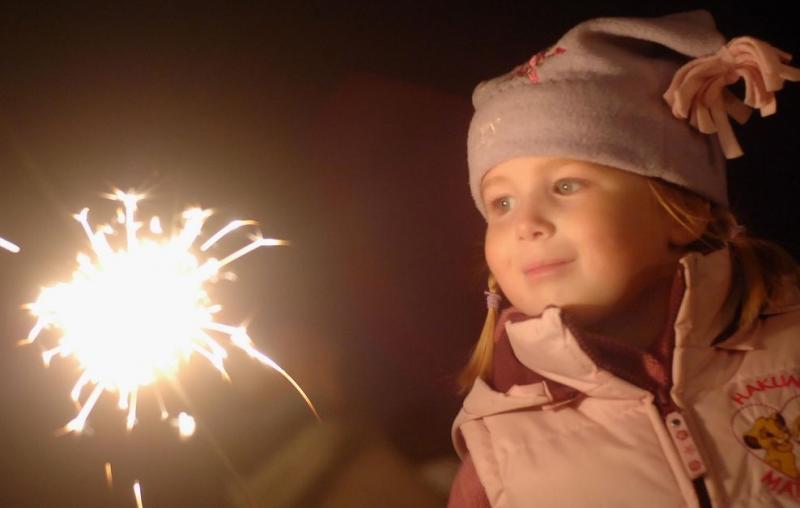 Ура, каникулы! Пиротехника, которую можно запускать с детьми - Ельня | elnya.salutsklad.ru